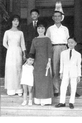 Gia đnh .b. Ng Đnh Nhu (Từ tri): Lệ Thủy, Trc, Lệ Quyn, B Nhu, ng Nhu, Quỳnh (c.1961). Nguồn: Madame Ngo Dinh Nhu Facebook 